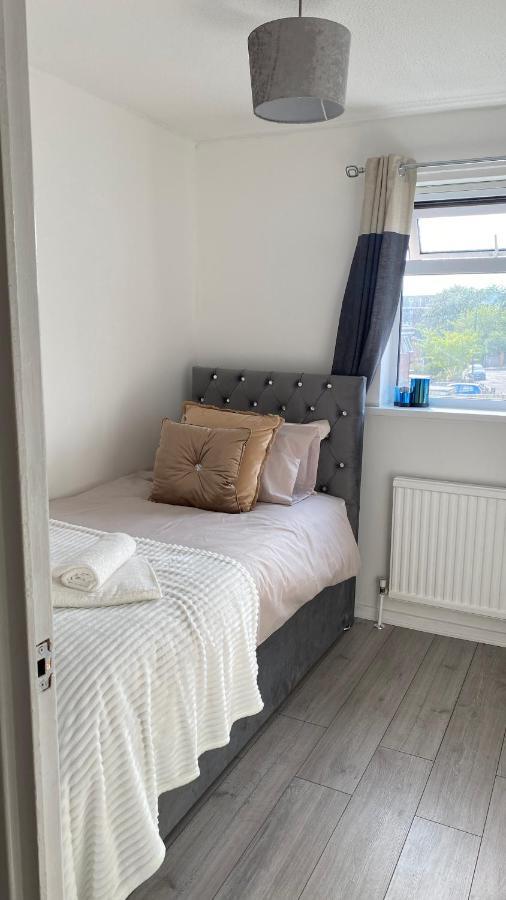 Bv Luxury Spacious 3 Bedroom House At Isaac Close Manchester Kültér fotó